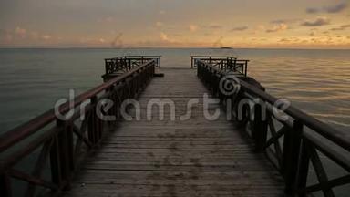 加勒比海木码头上的热带日出